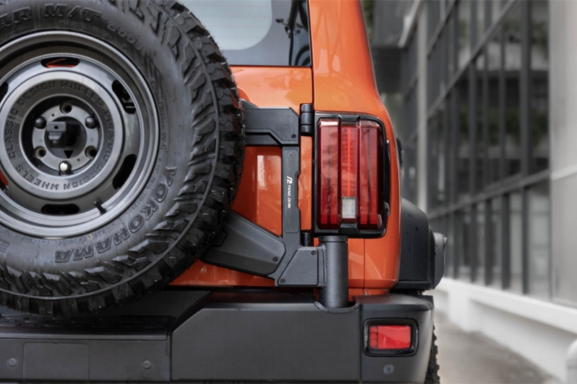WEY Tank 300 Hinged Spare Tire Carrier (2)