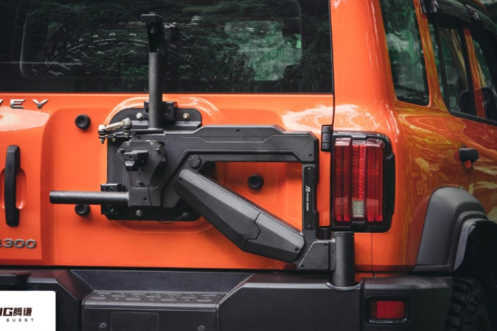 WEY Tank 300 Hinged Spare Tire Carrier (4)