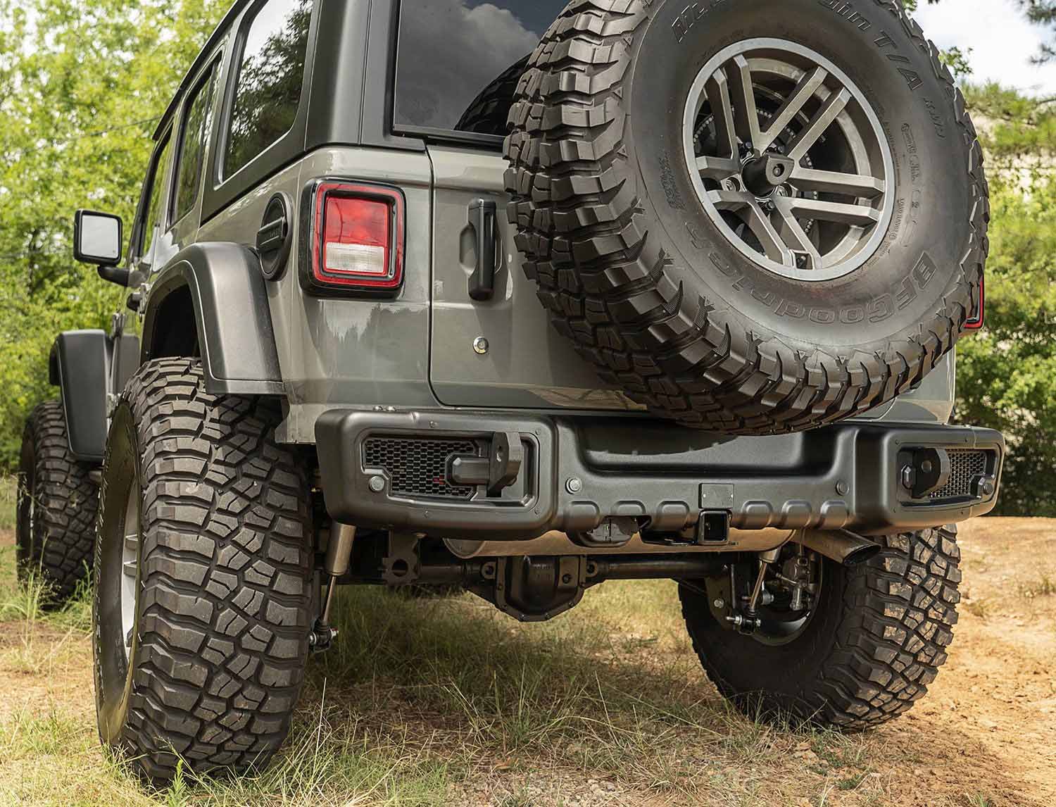 3-rugged-ridge-spartacus-rear-bump